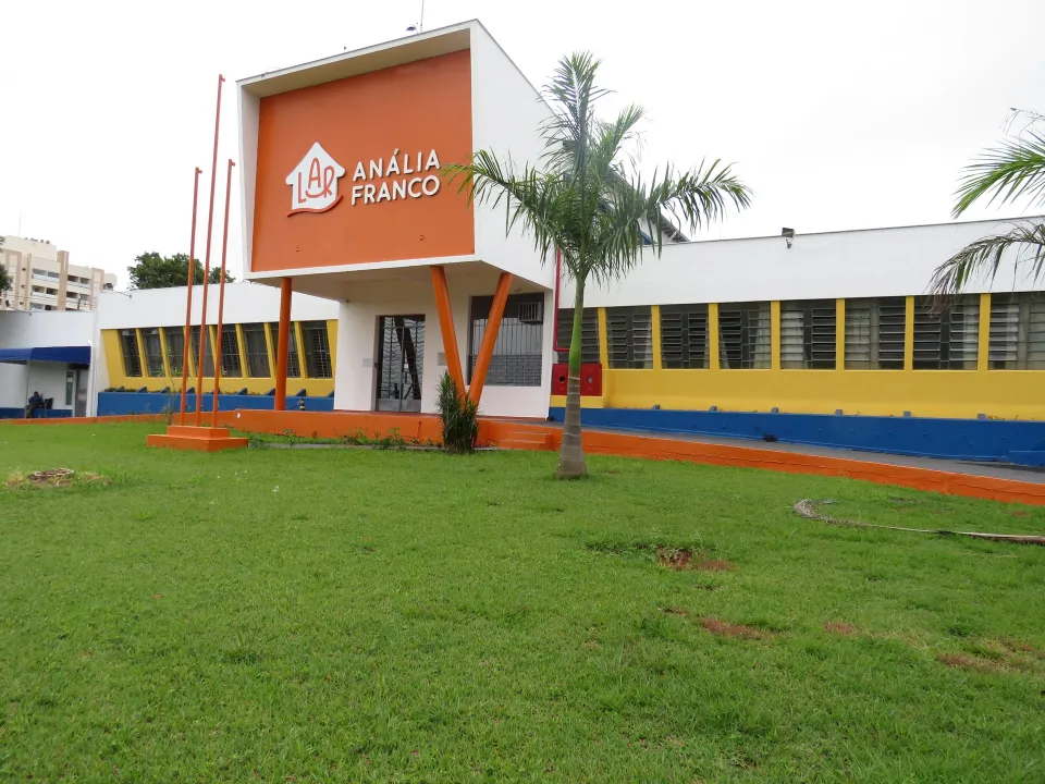 Fachada da sede do Lar Anália Franco, com o letreiro da instituição sobre a entrada principal